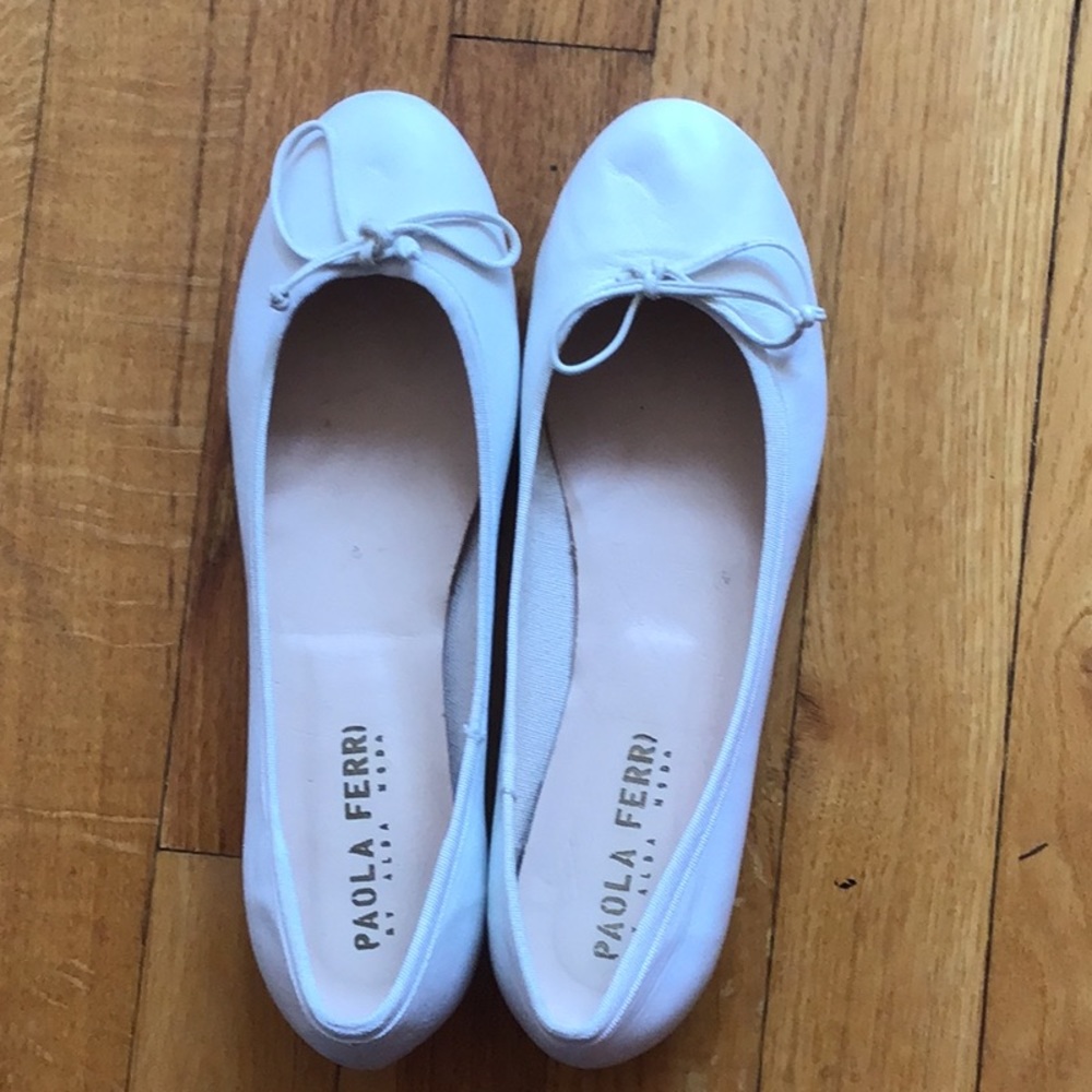 PAOLA FERRI white ballet flats, sz 8        Brand new